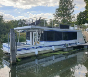 Bluebird house-boat